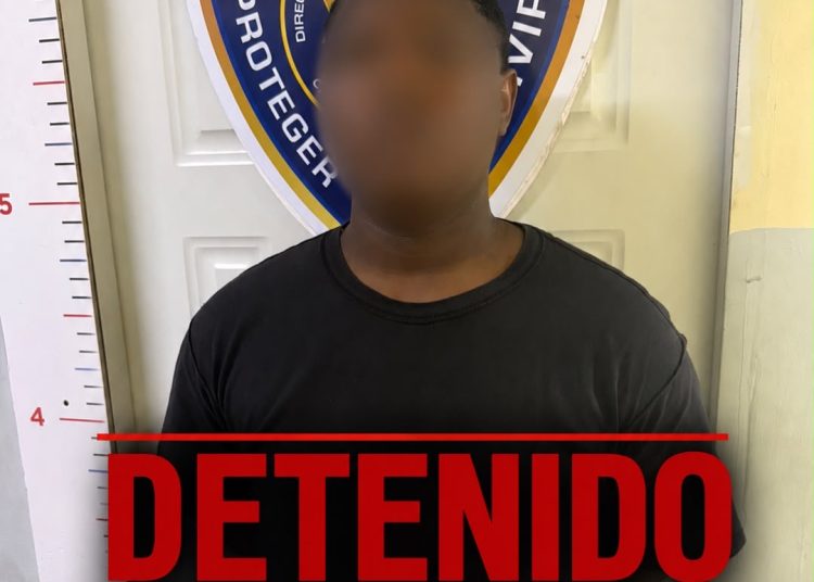 Policía apresa adolescente mediante orden de arresto por despojo a mano armada captado en cámara
