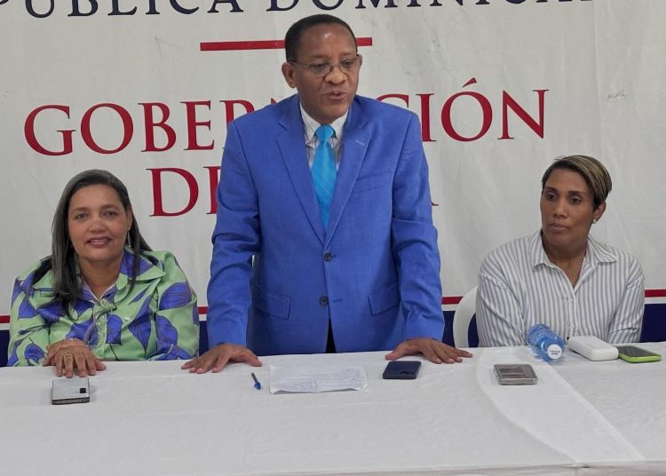 Gobernadora participa en Mesa de Seguridad, Ciudadanía y Género en Azua
