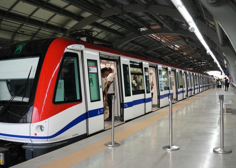 Suspenden servicio de Línea 2 del Metro tras mujer lanzarse a los rieles