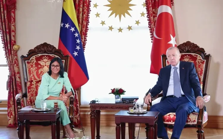 Delcy Rodríguez emprende el regreso a Venezuela tras una gira energética por la India y Turquía