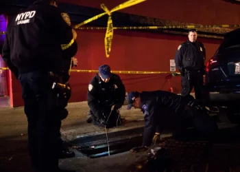 NYPD investiga extraños ingresos a alcantarillas en Brooklyn; cámaras captan a varios hombres entrando y saliendo del sistema subterráneo