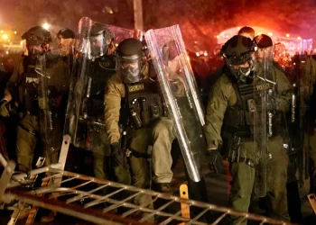 Denuncian presunto uso excesivo de la fuerza durante protestas frente a centro migratorio en Nueva Jersey