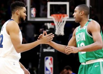 Al Horford felicita a Karl-Anthony Towns por conquistar el título de la NBA con los Knicks