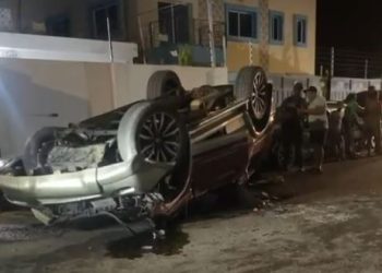 Yipeta se vuelca tras impactar varios vehículos en Santiago