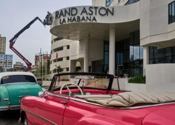 Emblemáticos autos antiguos de La Habana paran por escasez de gasolina