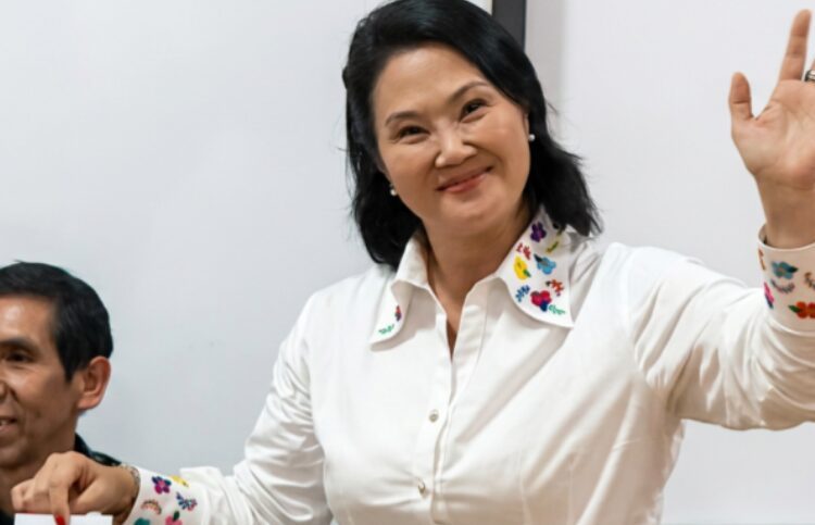 Keiko Fujimori emite su voto en San Borja durante la segunda vuelta presidencial en Perú