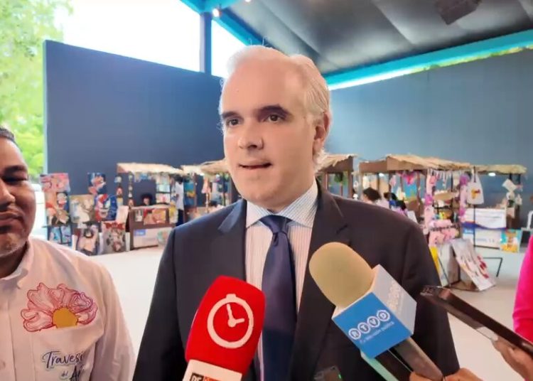 Luis Miguel De Camps destaca el talento estudiantil durante visita a la Gala de Artes