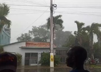 Fuerte ventarrón deja viviendas afectadas, derriba postes del tendido en Loma de Cabrera