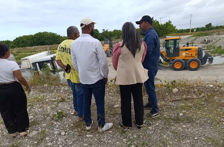 MOPC inicia construcción de paso provisional sobre el río Tábara para facilitar puente en Azua