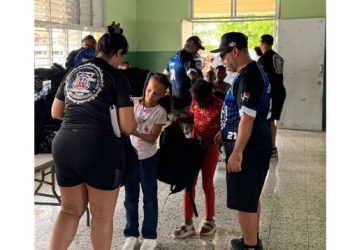 Organización DLEOFL realiza entrega de utilices escolares a niños de Juan Dolio