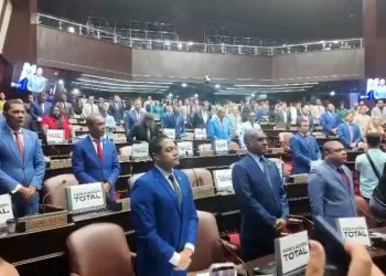 Diputados rinden minuto de silencio por el fallecimiento del merenguero Alex Bueno