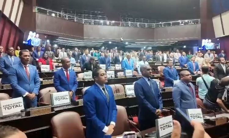 Diputados rinden minuto de silencio por el fallecimiento del merenguero Alex Bueno