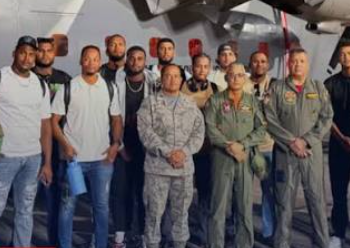 Regresan al país 12 peloteros dominicanos tras quedar varados en Venezuela