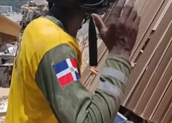 Rescatista con bandera dominicana participa en labores de búsqueda tras terremotos en Venezuela