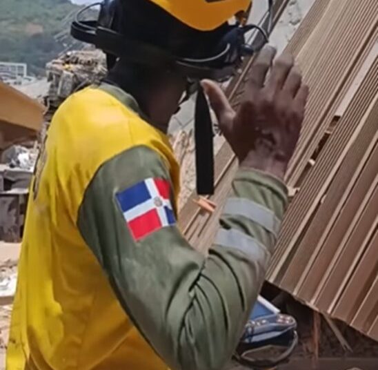 Rescatista con bandera dominicana participa en labores de búsqueda tras terremotos en Venezuela