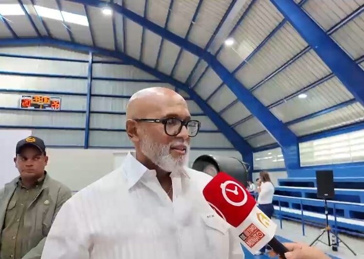 Ángel de la Cruz destaca ejecución de más de 425 obras de Gobierno durante inauguración del Club El Millón Yireh