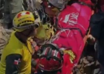 Rescatistas dominicanos logran salvar a niño atrapado entre los escombros en Venezuela