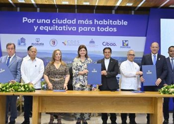 Raquel Peña encabeza firma del “Pacto por una Mejor Ciudad” en Santiago