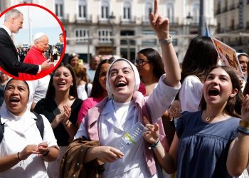 Unas 130.000 personas reciben al papa en las calles de Madrid