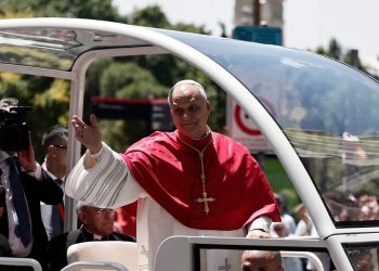 El papa recorre su primer trayecto en papamóvil por las calles de Madrid