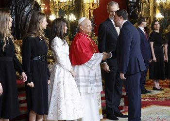 La familia real española recibe al papa en el Palacio Real en la ceremonia de bienvenida