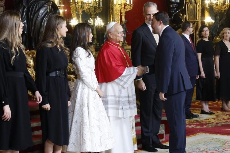 La familia real española recibe al papa en el Palacio Real en la ceremonia de bienvenida