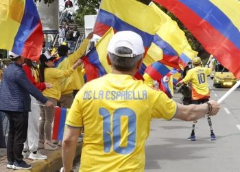 Simpatizantes de Abelardo salen a la calle vestidos con la camiseta de selección Colombia