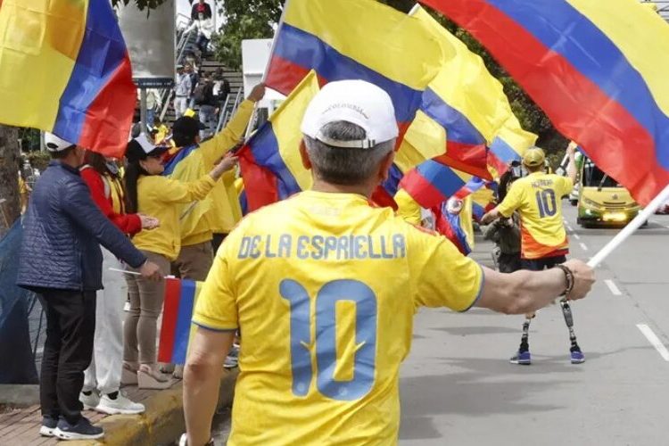 Simpatizantes de Abelardo salen a la calle vestidos con la camiseta de selección Colombia