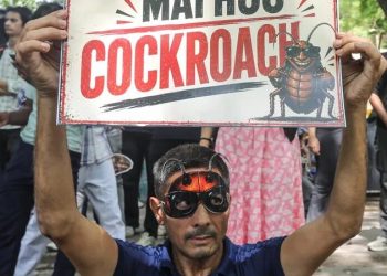 El Partido de las Cucarachas salta de internet a la calle en su primera protesta en India