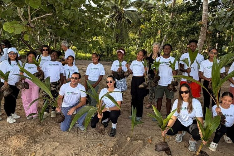 Realizan jornada de limpieza en Playa El Portillo por Día Mundial del Medio Ambiente