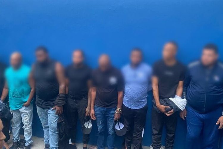 Capturan a ocho hombres con 14 paquetes de presuntas drogas en Villa Hermosa
