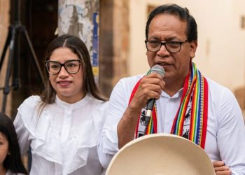 Sánchez inicia la jornada electoral en misa con su familia y pide un «voto de conciencia»