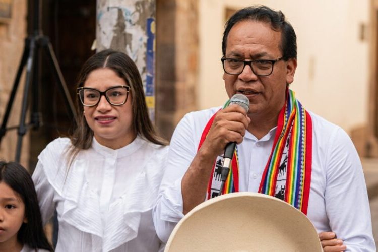 Sánchez inicia la jornada electoral en misa con su familia y pide un «voto de conciencia»