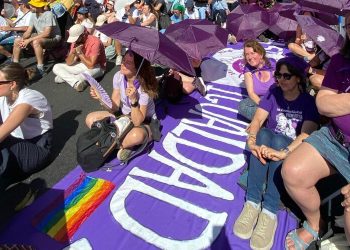 Colectivos de mujeres y personas LGTBI+ acuden a la misa del papa con sus reivindicaciones