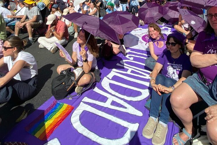 Colectivos de mujeres y personas LGTBI+ acuden a la misa del papa con sus reivindicaciones