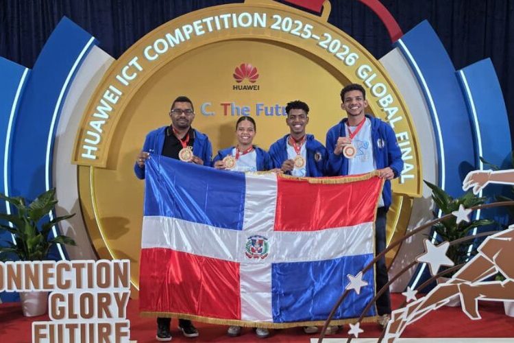 Estudiantes PUCMM ganan máximo galardón en competencia tecnológica de Huawei en China