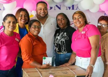 Diputado Adón celebra fiesta a las Madres de la Circunscripción 5