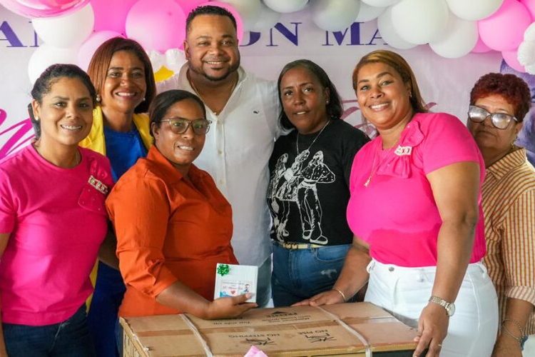 Diputado Adón celebra fiesta a las Madres de la Circunscripción 5