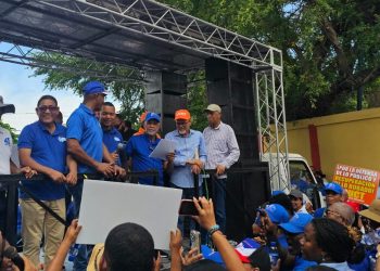 Paros docentes bajo la lupa: congresistas apoyan resolución sobre descuentos salariales