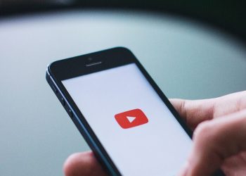YouTube asegura que el veto británico a los menores les empujará a redes «menos seguras»