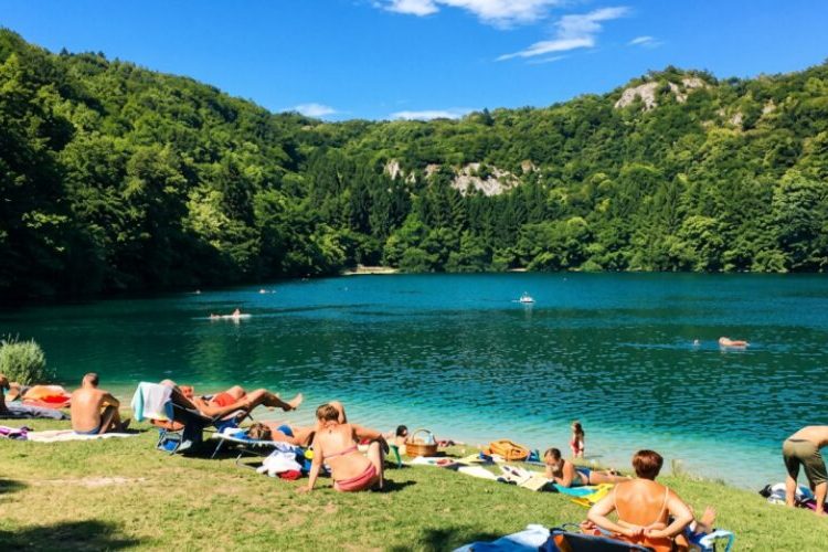 Prohíben acceso a un lago en Alemania a quienes no entiendan alemán