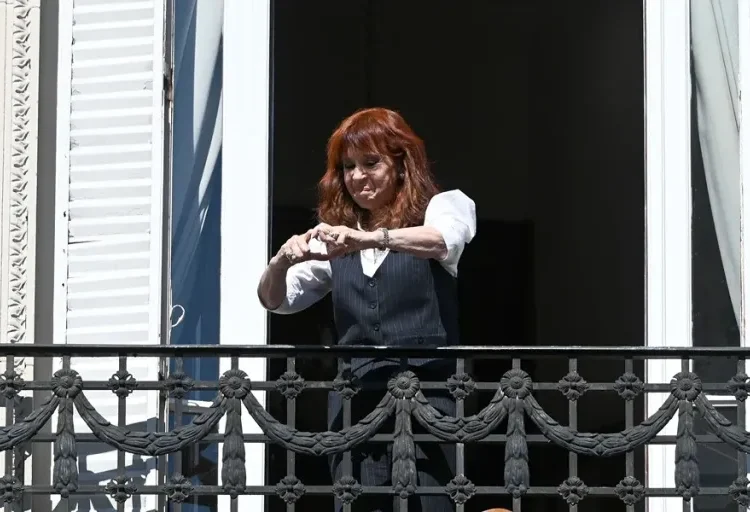 Peronismo reafirma apoyo a Cristina Fernández un año después de su condena