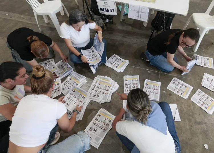 El escrutinio electoral en Colombia llega al 99,98 % y coincide con el conteo del domingo