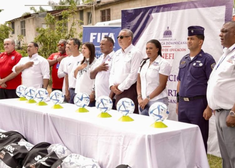 Inefi y FDF fomentan el fútbol en La Vega con la entrega de balones