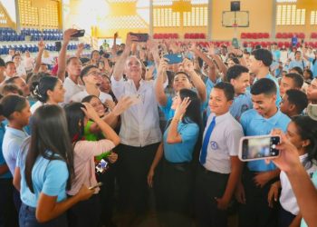 Presidente Abinader dispone que el Mescyt evalúe desde quinto de bachillerato las solicitudes de becas