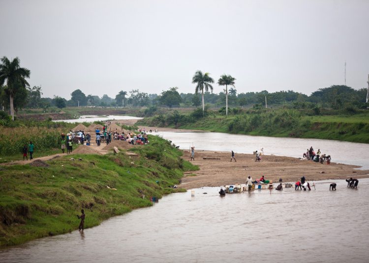 Medio Ambiente alerta por extracción masiva e ilegal de arena en el río Masacre por parte de haitianos