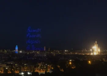 El papa León XIV bendice la Torre de Jesús de la Sagrada Familia