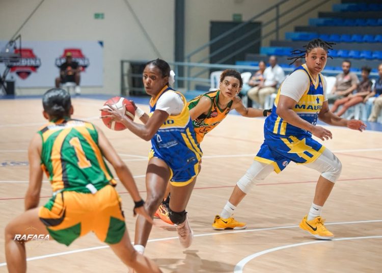 Mauricio Báez apalea a San Carlos y le arrebata el invicto en el 40 Torneo de Baloncesto Superior Femenino del Distrito 2026