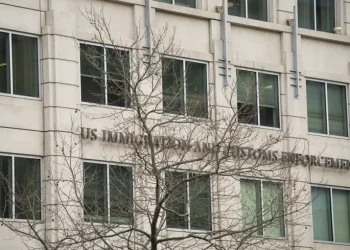 Trump nomina a un expolicía para dirigir el ICE, la agencia encargada del control migratorio