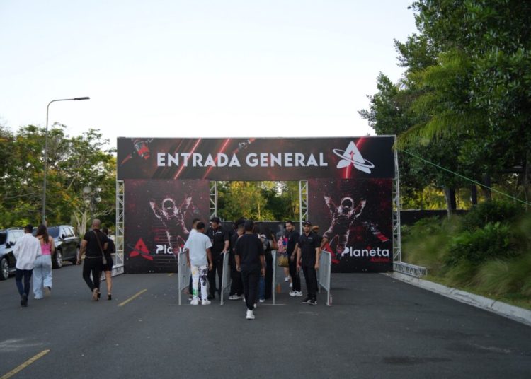 con un montaje de nivel internacional